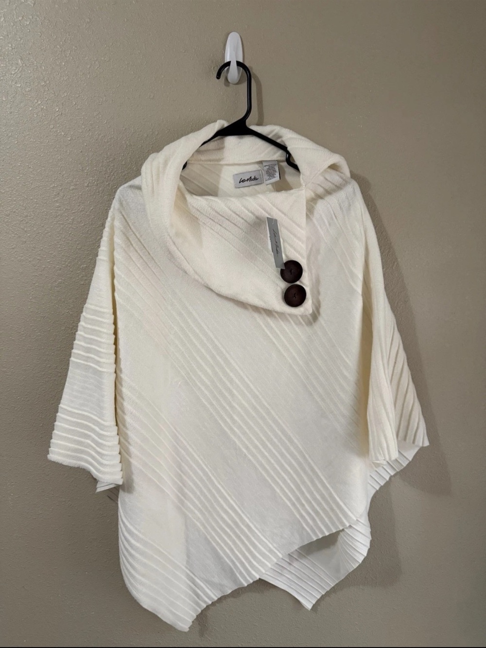 Le Moda NWT Women’s Big Button Wrap One Size